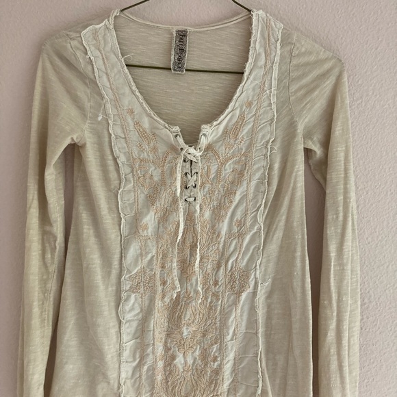 FREE PEoPLe long sleeve top with scoop neck & tie front. - Picture 2 of 4